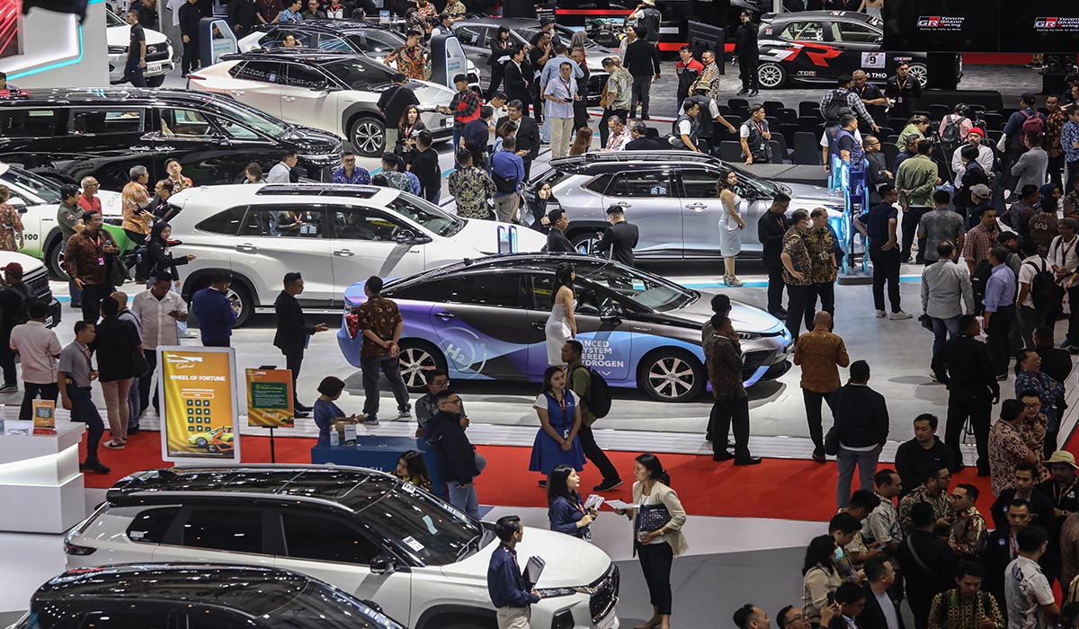 Pengunjung melihat mobil yang dipamerkan dalam Indonesian International Motor Show (IIMS) 2024 di JIExpo Kemayoran, Jakarta, Kamis (15/2).