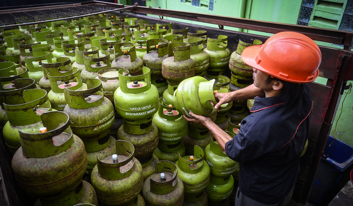 Ilustrasi: pekerja melakukan bongkar muat gas elpiji 3 kg bersubsidi di Jakarta