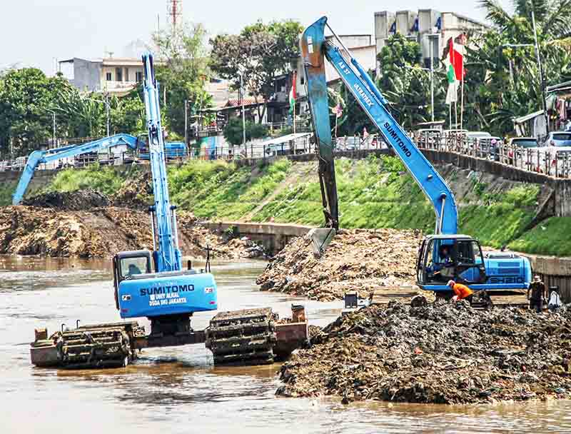 Pengerukan endapan lumpur sungai Ciliwung dalam rangka menekan banjir Jakarta. MI/USMAN