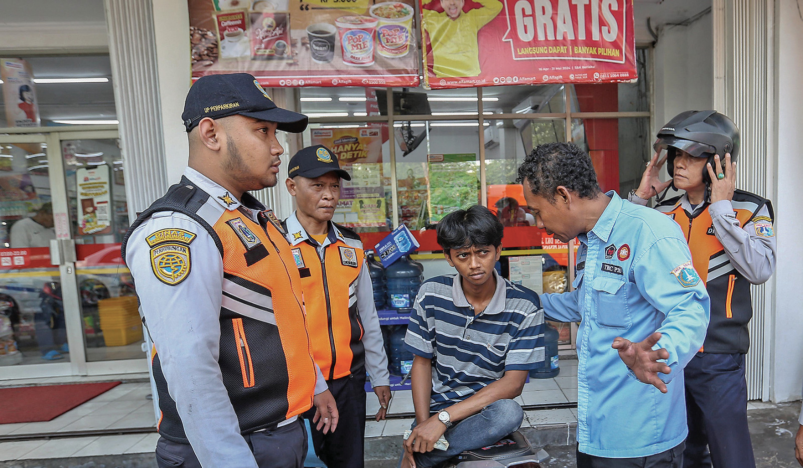 Petugas Dinas Perhubungan (Dishub) DKI Jakarta melakukan sosialisasi larangan juru parkir liar di minimarket kawasan Senen, Jakarta PusaT.