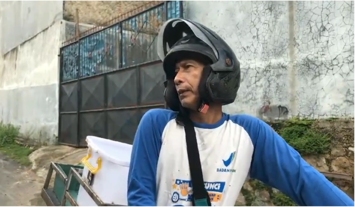 Suryakanta Sarman Adam sedang menjual tahu.