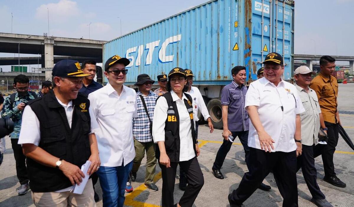 Menko Perekonomian Airlangga Hartarto, Menkeu Sri Mulyani, dan Wamendag Jerry Sambuaga di Pelabuhan Tanjung Priok.