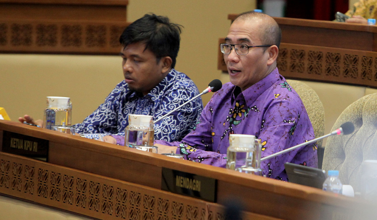 Ketua Komisi Pemilihan Umum (KPU) Hasyim Asy'ari (kanan).