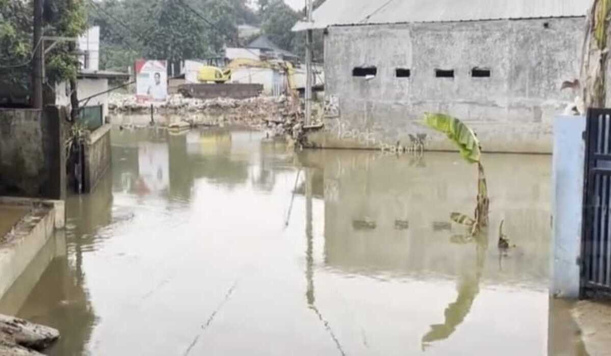 Banjir Lumpur 1 Meter Terjang Permukiman Warga Kampung Bulak Cipayung Depok.