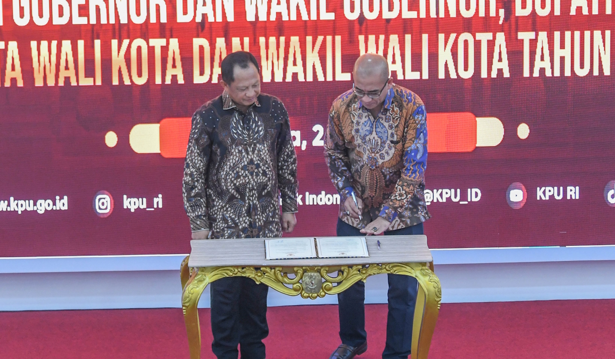 Mendagri Tito Karnavian (kiri) dan Ketua KPU Hasyim Asy'ari menandatangani berita acara penyerahan Daftar Penduduk Potensial Pemilih Pemilih