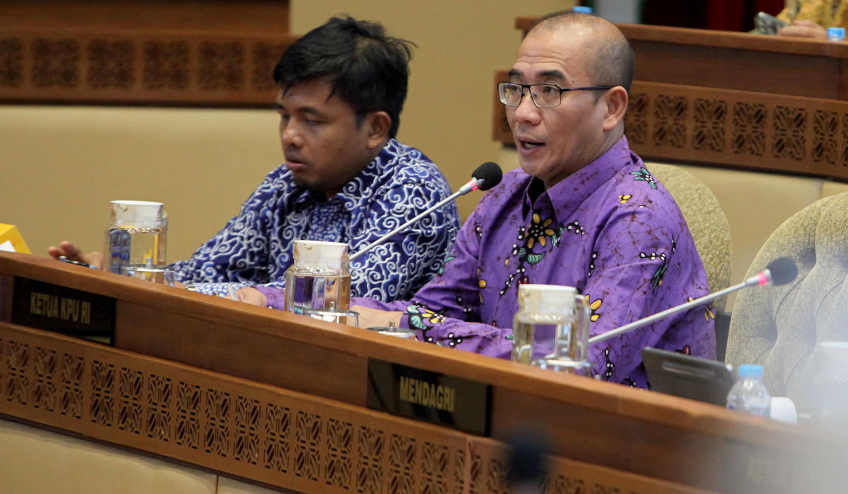 Ketua Komisi Pemilihan Umum (KPU) Hasyim Asy'ari (kanan) didampingi anggota KPU Idham Holik hadir dalam rapat kerja dengan Komisi II DPR 
