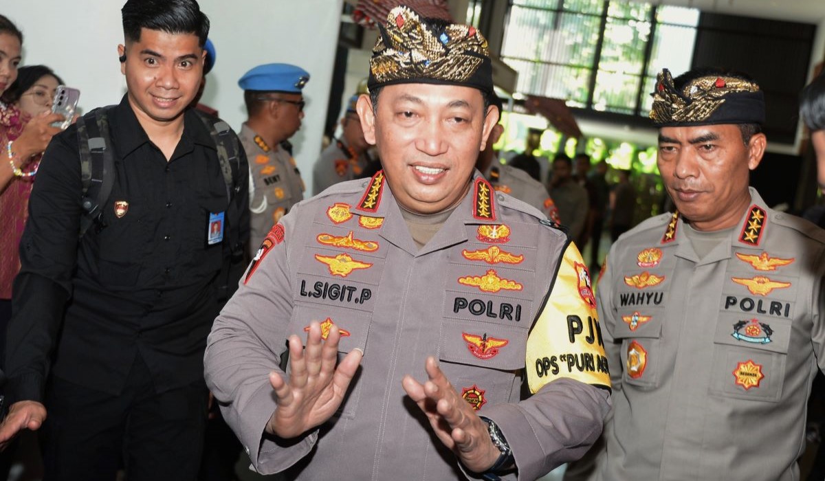 Kapolri Jenderal Pol Listyo Sigit Prabowo (tengah) didampingi Kabareskrim Polri Komjen Pol Wahyu Widada (kanan)
