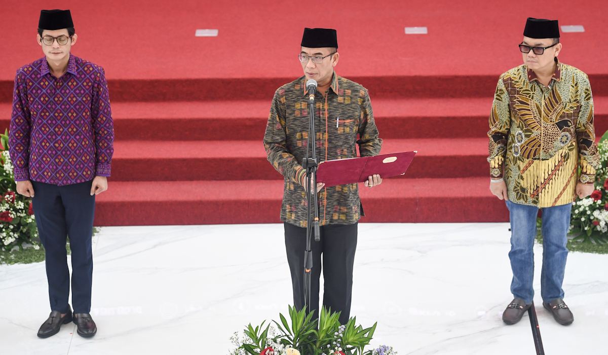 Ketua KPU Hasyim Asy'ari (tengah) didampingi Komisioner Parsadaan Harahap (kanan) membacakan sumpah pelantikan anggota KPU Maluku Utara