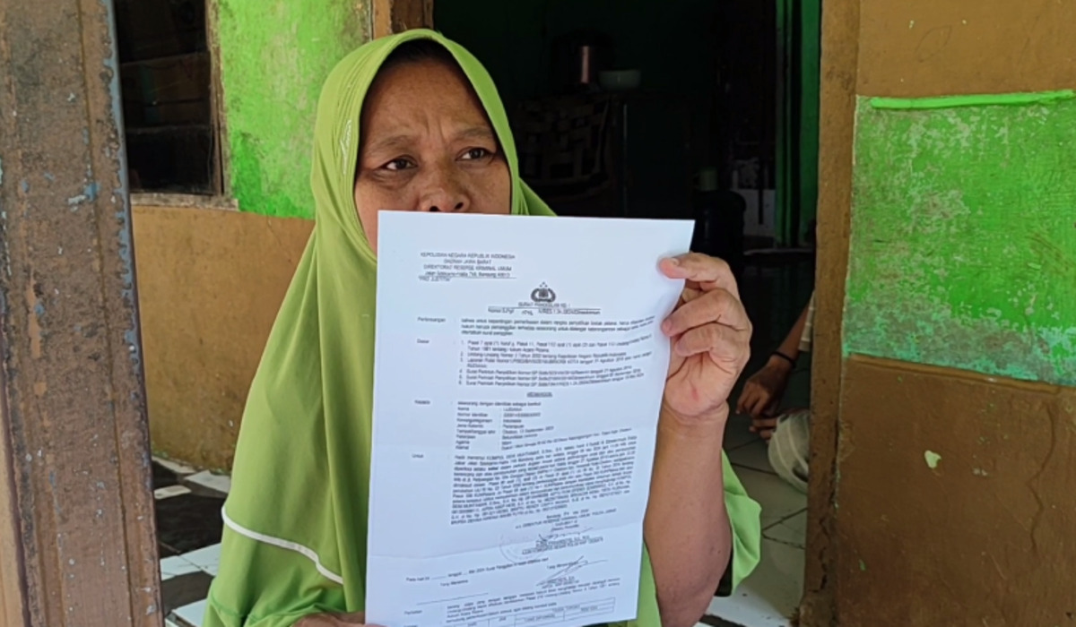 Ibu Pegi Setiawan menunjukkan surat panggilan terhadap adik Pegi dari Mapolresta Cirebon Kota.