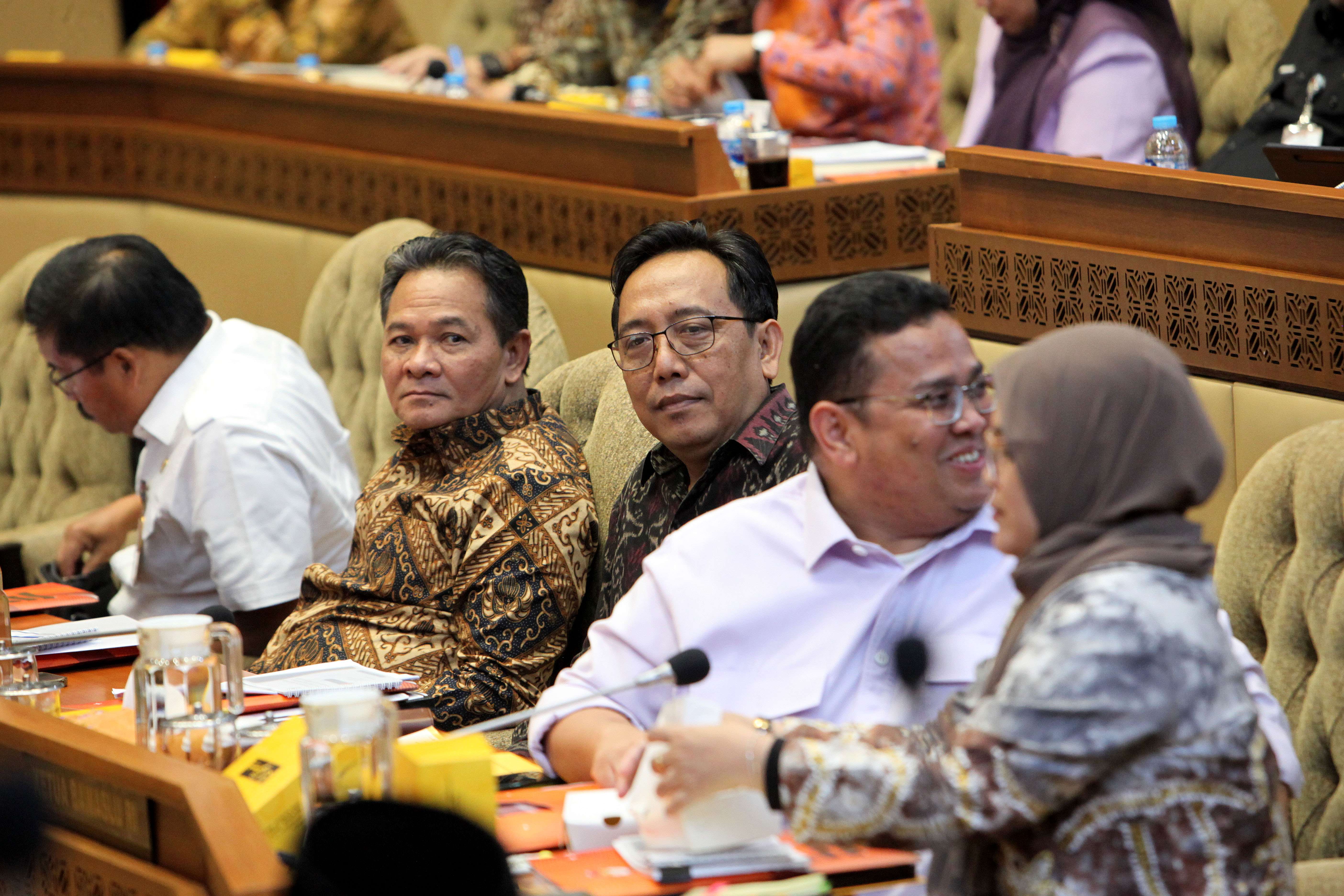 Ketua DKPP Heddy Lugito (kedua kiri) didampingi anggota I Dewa Kade Wiarsa Raka Sandi (tengah) dan Ketua Bawaslu Rahmad Bagja (kedua kanan)