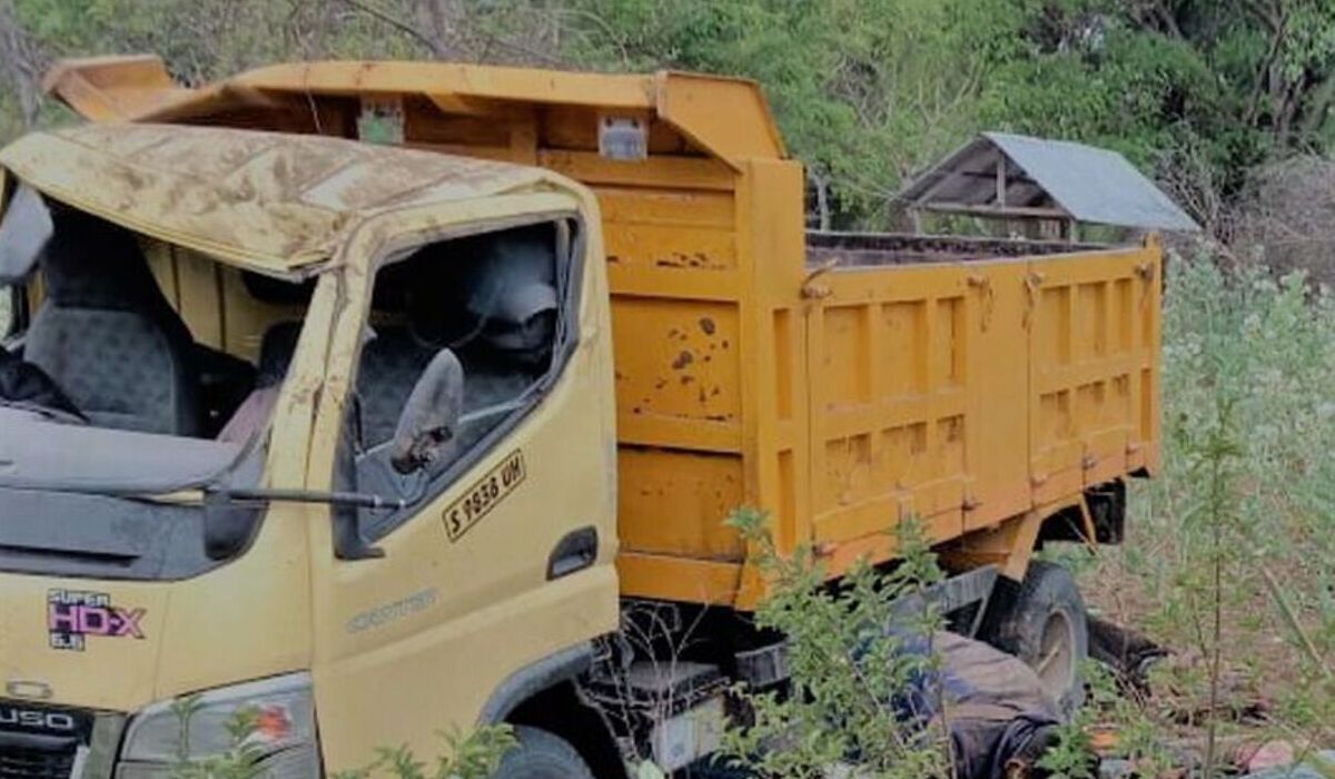 Ilustrasi dump truk yang mengalami kerusakan.
