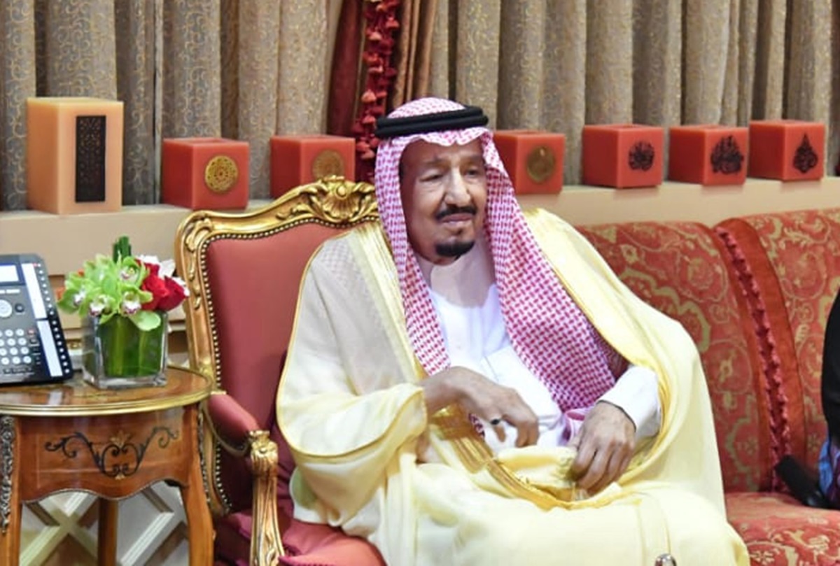 Raja Salman bin Abdulaziz Al-Saud dari Arab Saudi didiagnosis mengalami peradangan paru-paru dan sedang menerima perawatan di Jeddah. 