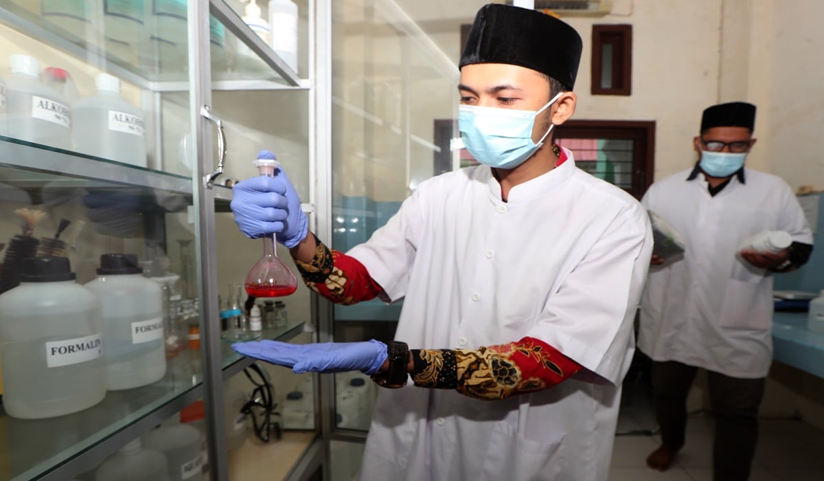 Petugas laboratorium Lembaga Pengkajian Pangan, Obat-obatan, dan Kosmetika MPU Aceh memeriksa produk kosmetik di Aceh Besar, Aceh.
