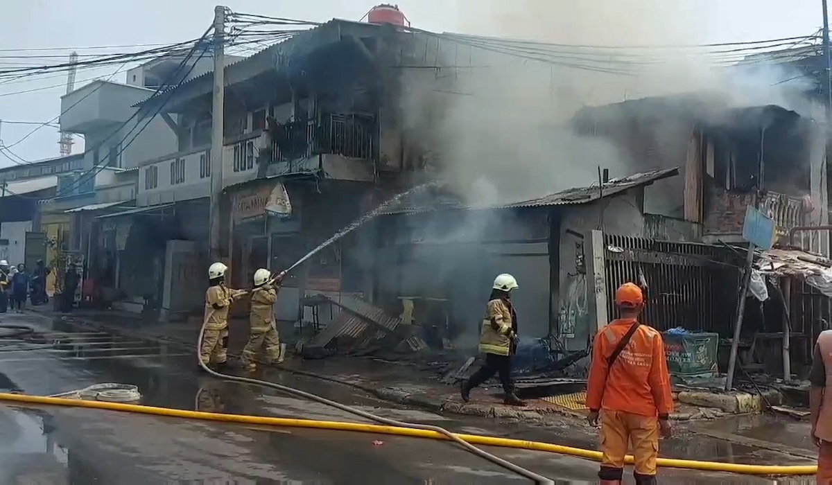Warteg di depan gerbang Pelabuhan Sunda Kelapa, Jalan Lodan Raya, Ancol, Jakarta Utara, terbakar.