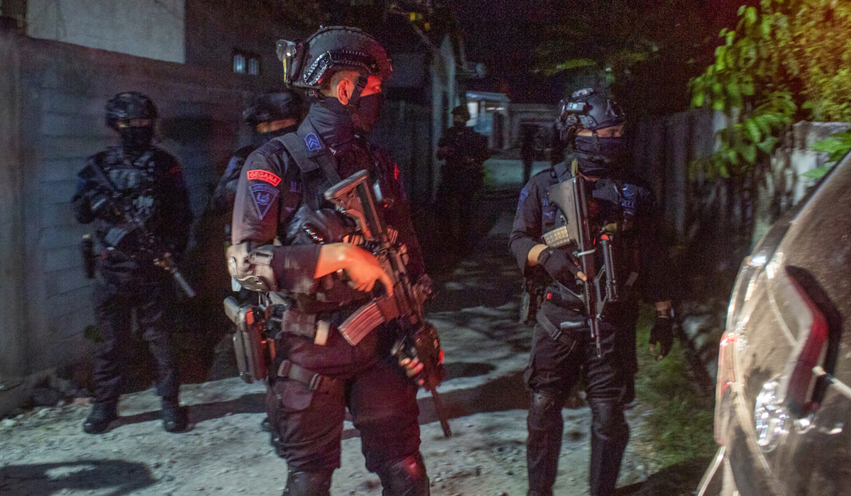 Ilustrasi: personel Brimob dan Tim Gegana Polda Sulteng berjaga di depan sebuah rumah saat penggeledahan oleh Densus 88 Anti Teror di Palu,