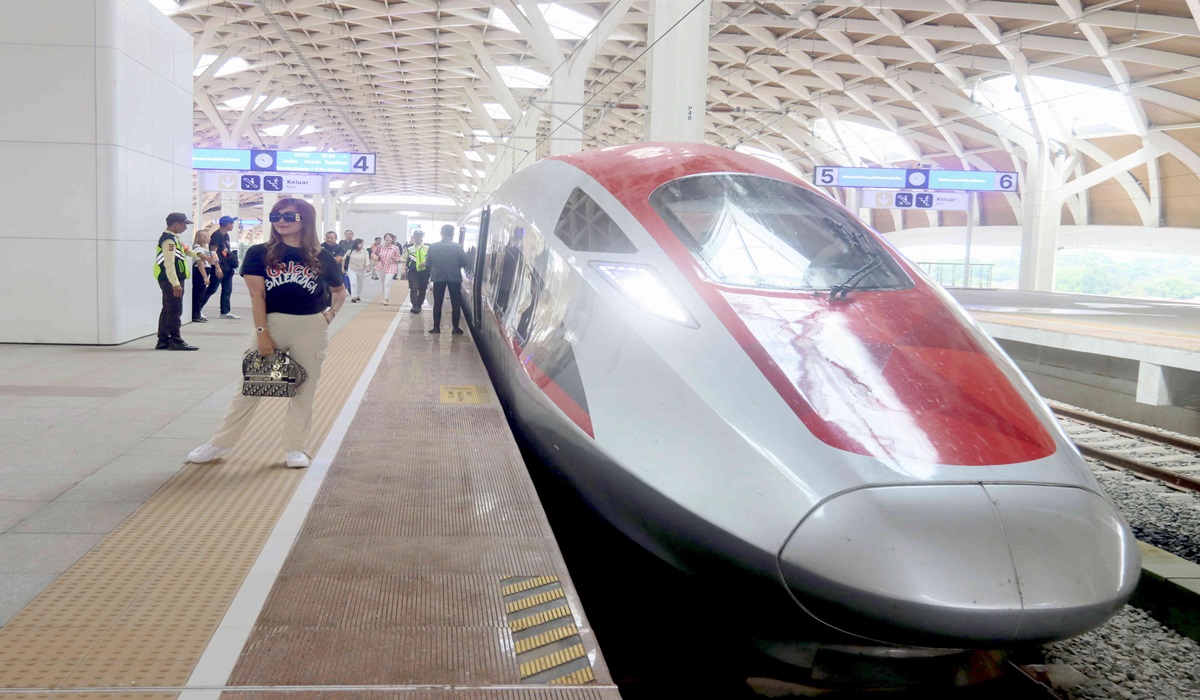 Penumpang menaiki Kereta Cepat Indonesia China KCIC / Kereta Cepat Jakarta Bandung / Whoosh, Di Stasiun Halim, Jakarta.