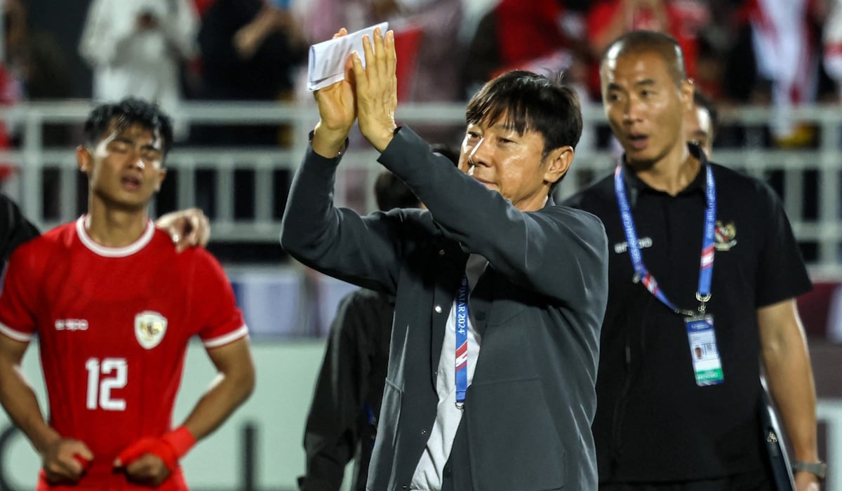 Pelatih Shin Tae-yong memberi hormat kepada penonton usai perebutan tempat ketiga Piala Asia U23