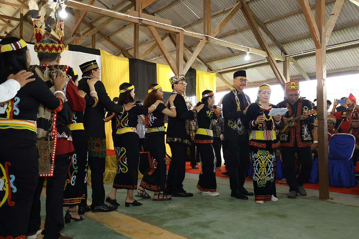 Ritual adat Dayak dan Paser.