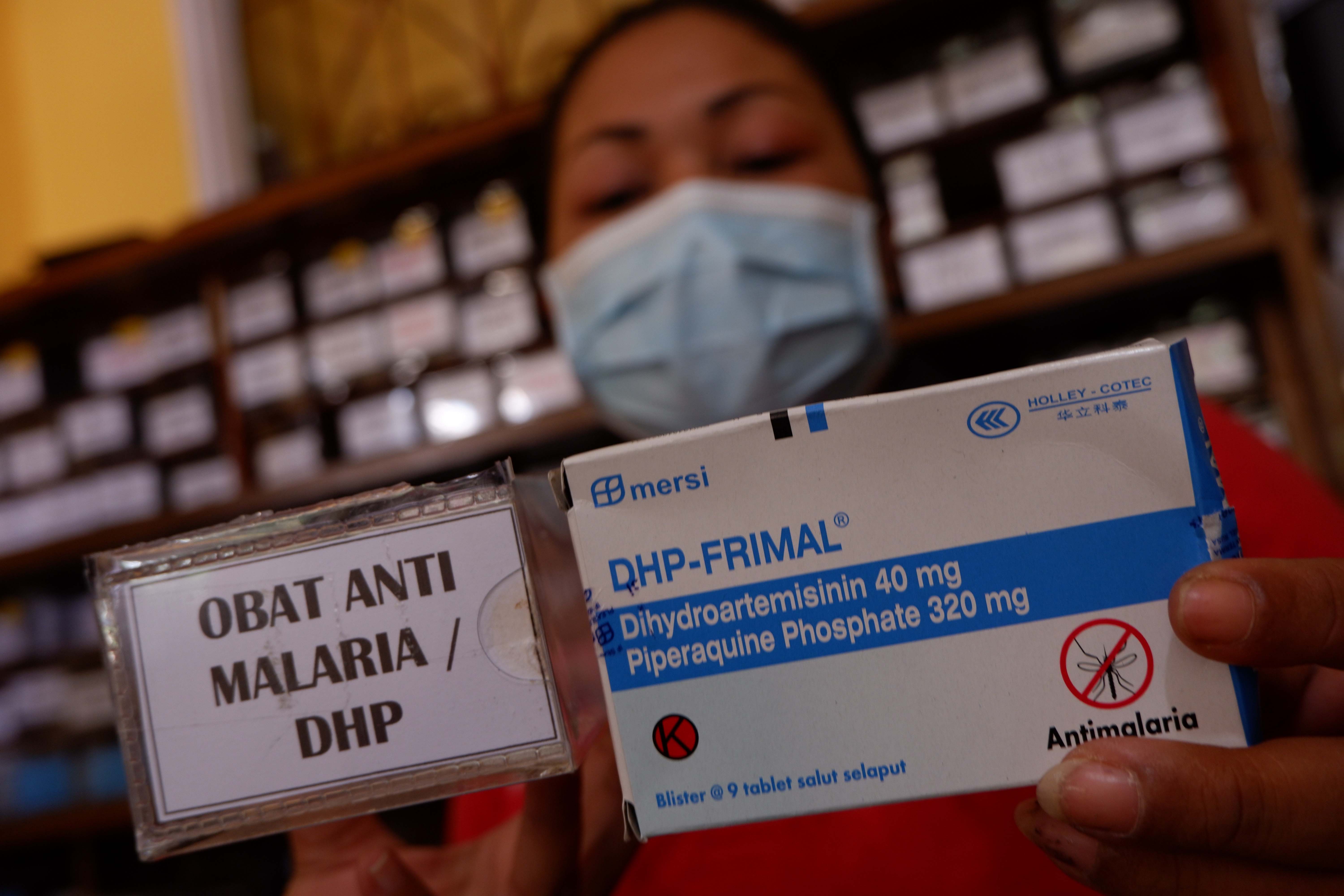 Petugas menunjukkan obat malaria DHP-FRIMAL di Puskesmas Kotaraja, Jayapura, Papua, Jumat (22/7/2022).