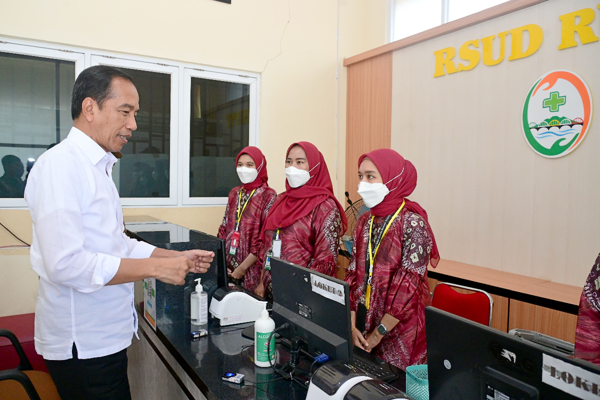 Presiden Joko Widodo menekankan untuk peningkatan infrasturktur listrik usai meninjau RSUD Rupit Sumatera Selatan
