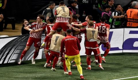 Para pemain Olympiakos melakukan selebrasi usai mencetak gol ke gawang Fiorentina di laga final Liga Konferensi UEFA.