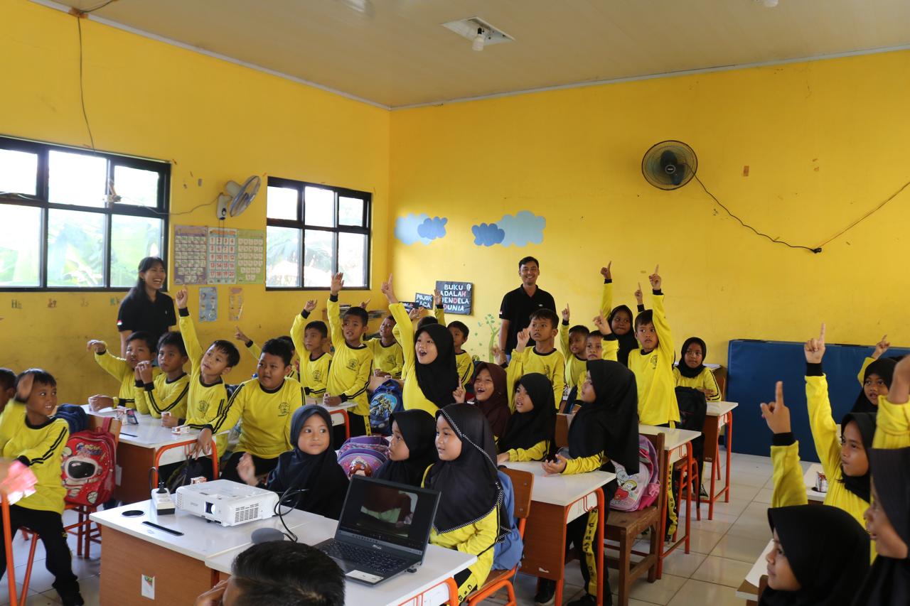 Edukasi kepada siswa di SDN Cibatu 02, Cikarang Selatan, Kabupaten Bekasi 