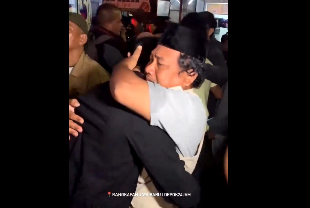 Isak tangis pecah ketika dua dari tiga bus rombongan SMK Lingga Kencana Depok tiba di Depok, Minggu (12/5).