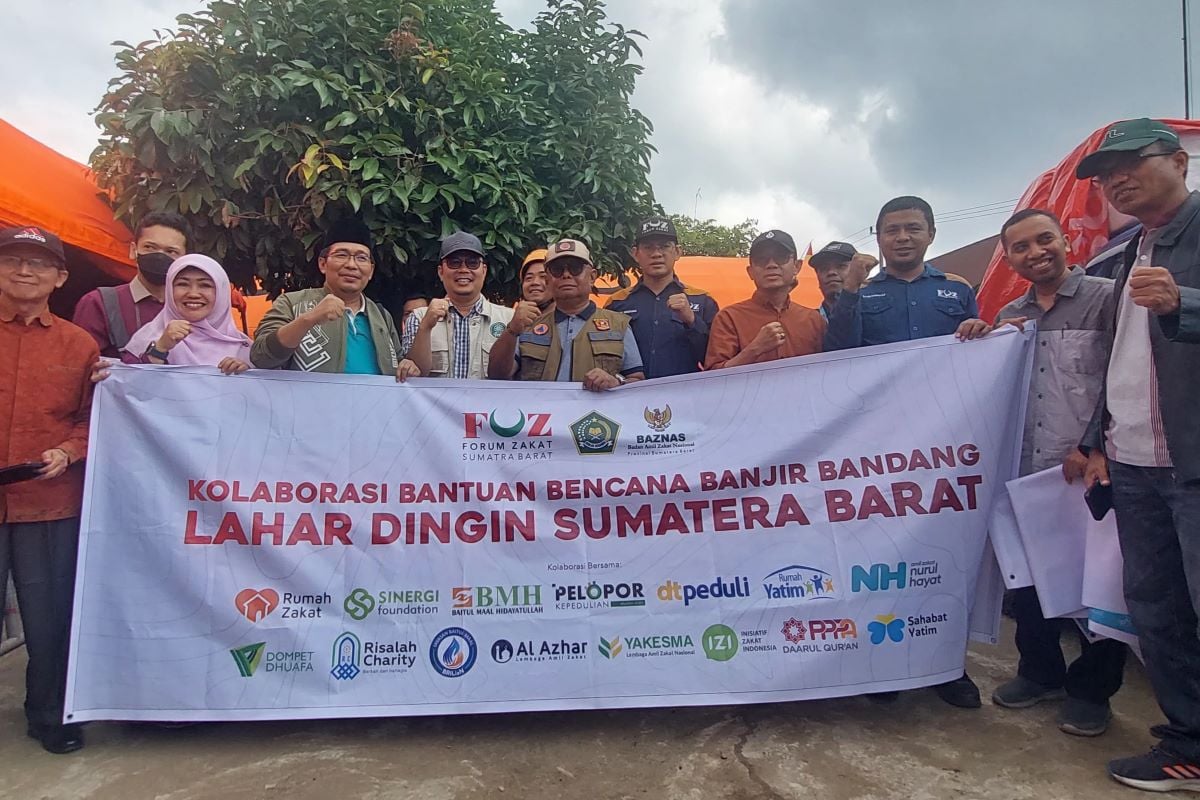 Kemenag, Baznas dan LAZ Serahkan Bantuan untuk Korban Banjir di Sumbar