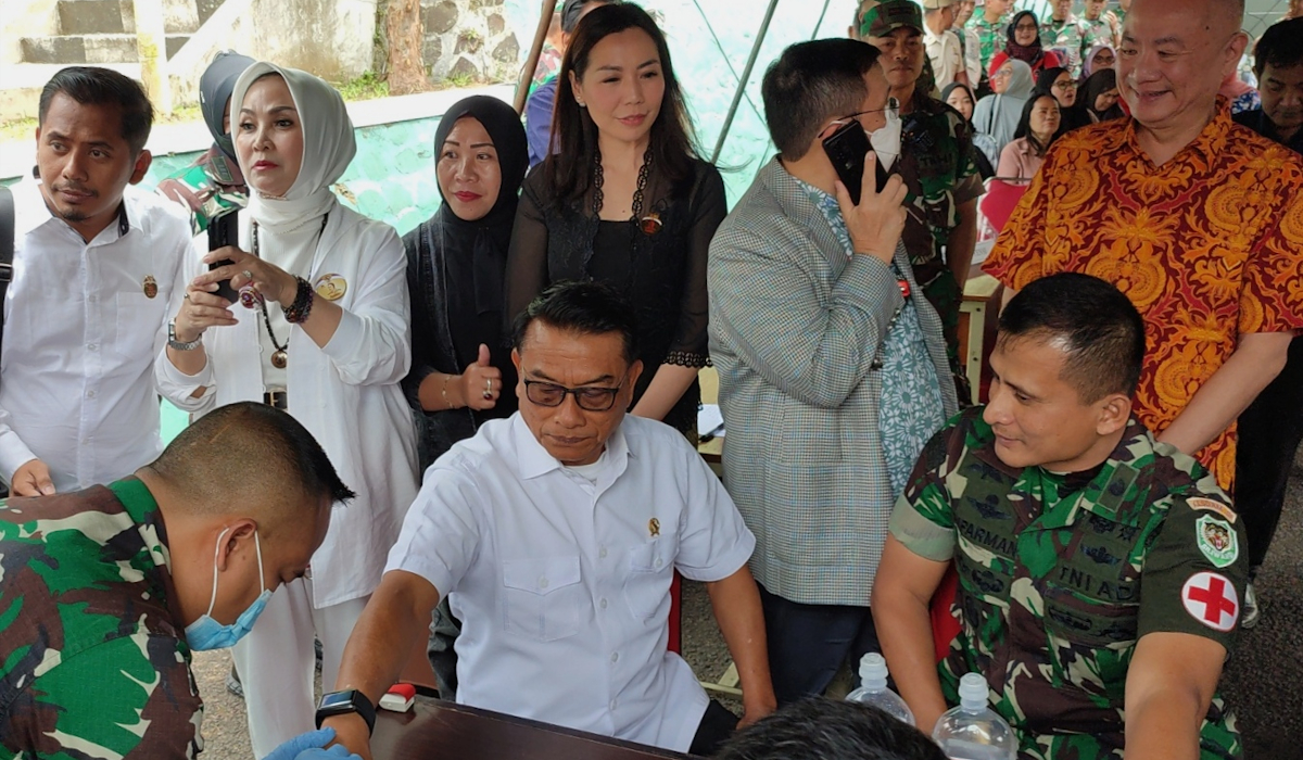 Kepala Staf Kepresidenan (KSP) Moeldoko menerima penyuntikan Vitamin C di Dodik Rindam Bela Negara Rindam III Siliwangi