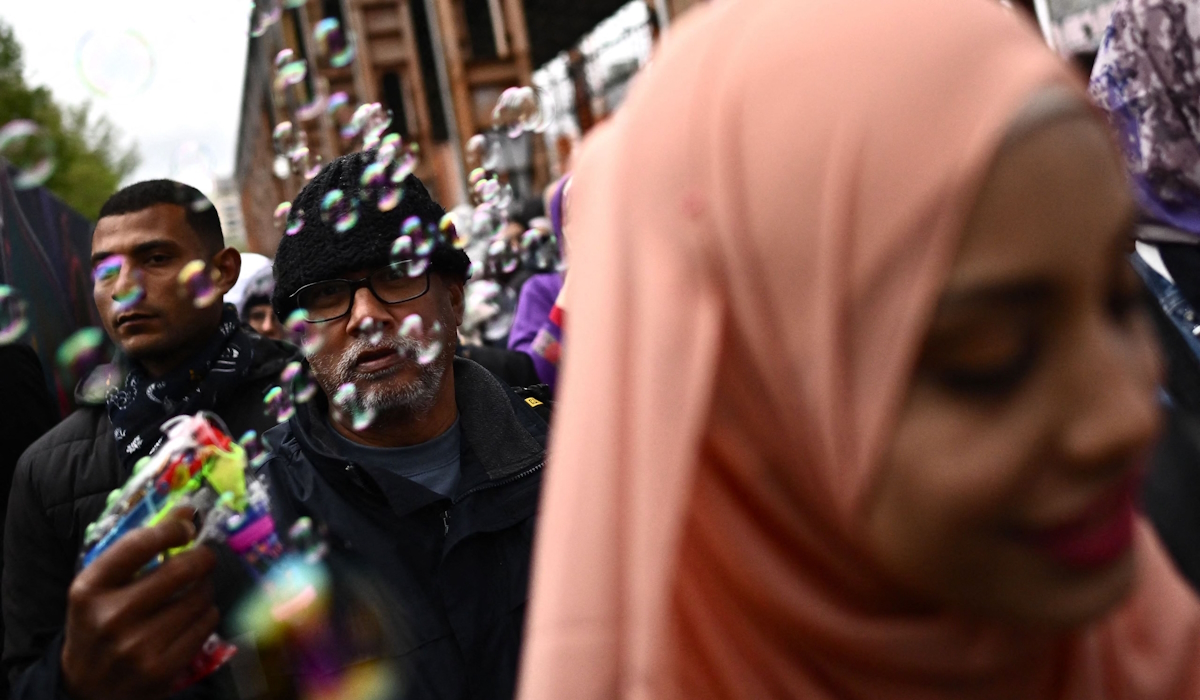 Umat Islam saat Idul Fitri di kawasan industri Parco Dora di Turin, Italia.