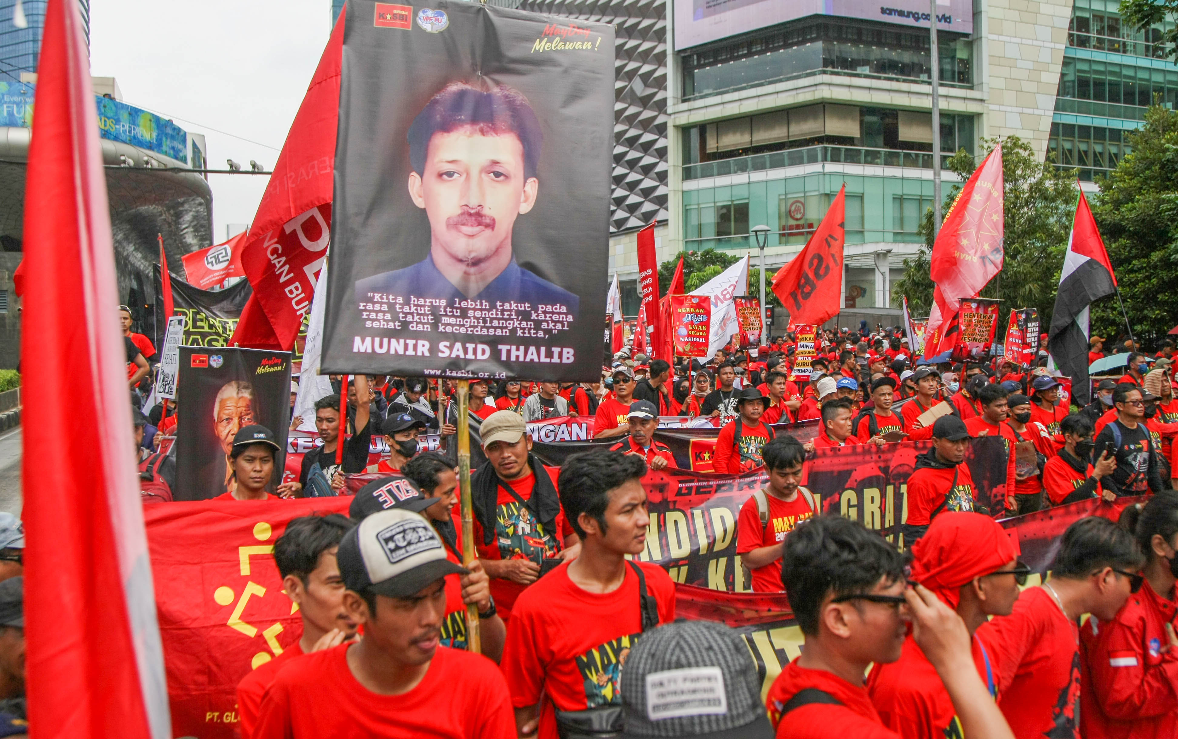 Massa buruh berdemonstrasi memperingati Hari Buruh Internasional di kawasan Bundaran HI