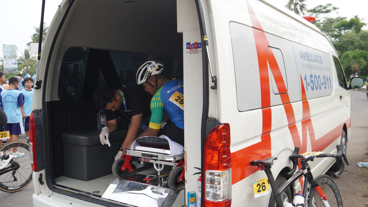 Tim medis ambulans  Rumah Sakit Putera Bahagia Cirebon memberikan layanan pada peserta Cycling de Jabar