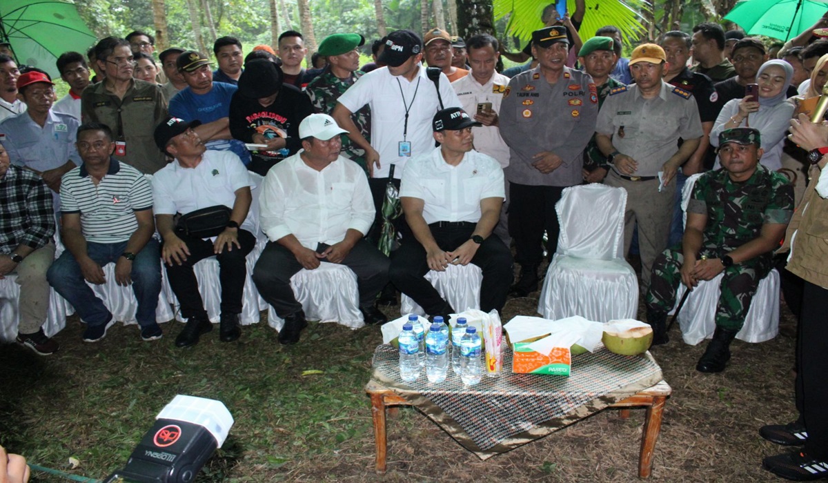 Menteri ATR/BPN Agus Harimurti Yudhoyono saat berada di Desa Modisi.