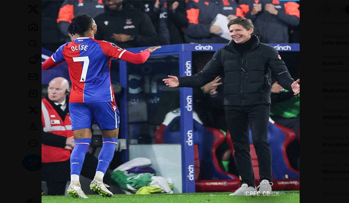 Penyerang Crystal Palace Michael Olise (kiri) melakukan selebrasi usai mencetak gol ke gawang Manchester United di laga Liga Primer Inggris.