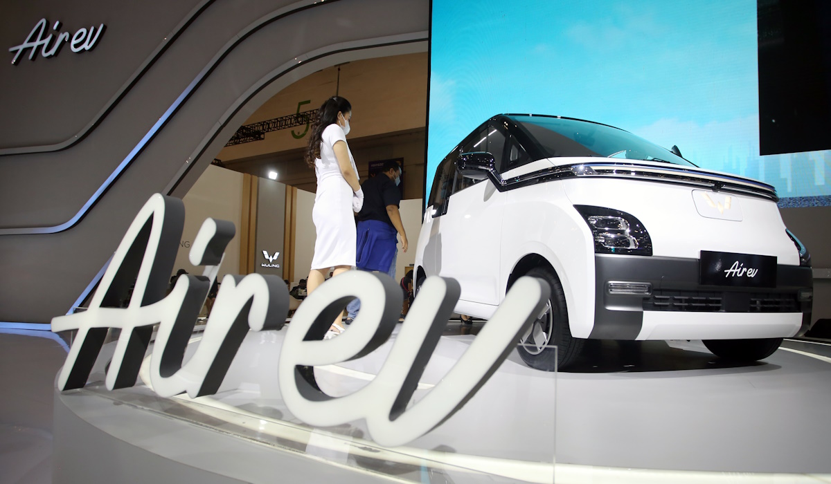 Pengunjung mengamati mobil listrik Wuling Air ev yang dipamerkan pada ajang pameran otomotif GIIAS