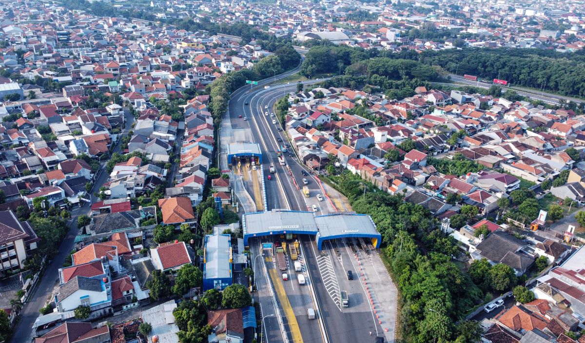Foto udara sejumlah kendaraan melintas di Gerbang Tol (GT) Gayamsari, Semarang, Jawa Tengah, Jumat (10/5/2024). 