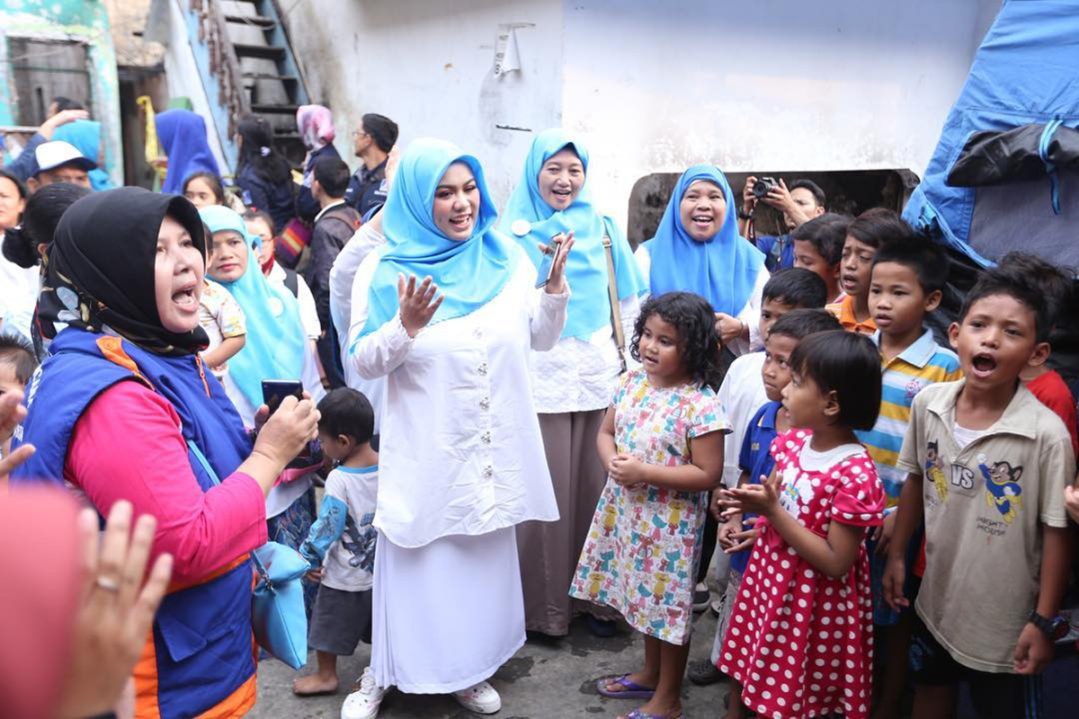 Zita Anjani (tengah).