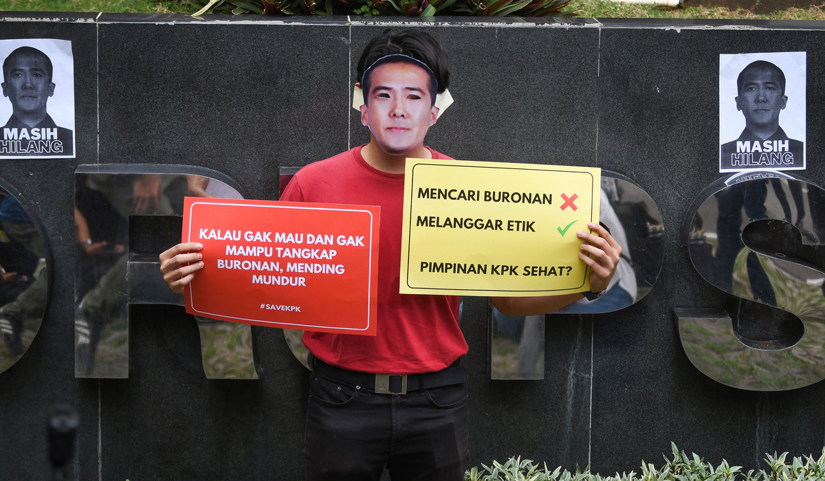 AKtivis ICW beraksi teatrikal memperingati empat tahun menghilangnya buronan KPK Harun Masiku.