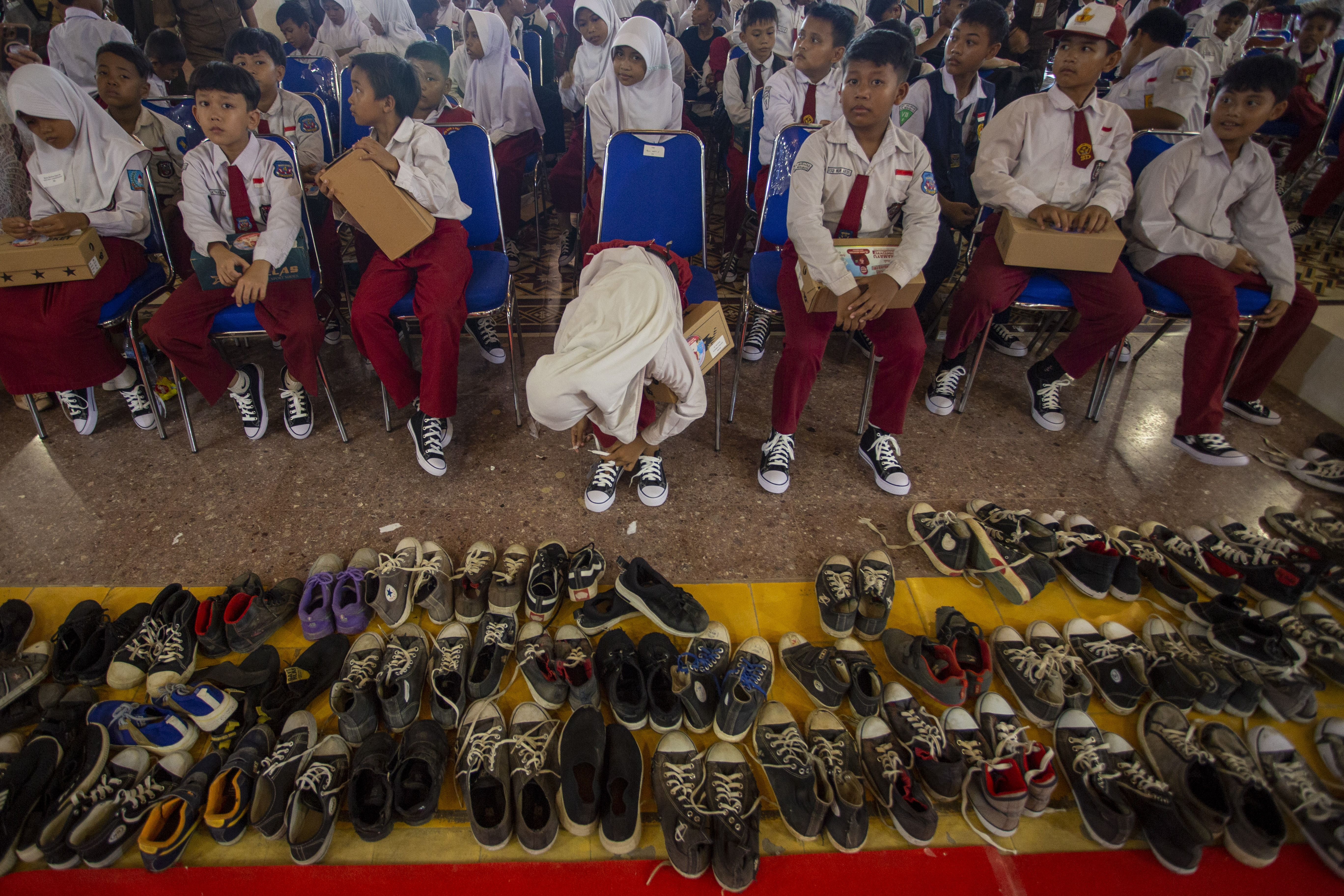 Pemkab Indramayu menyalurkan 1000 pasang sepatu untuk anak-anak tingkat SD dan SMP 
