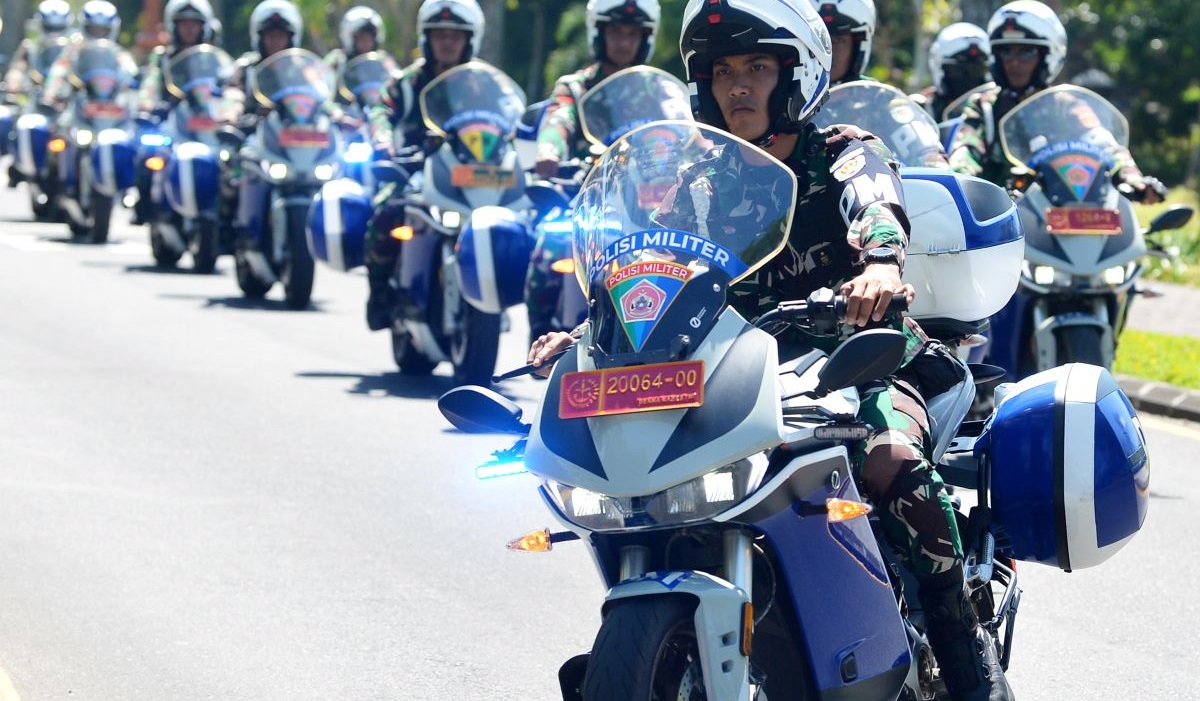 Sejumlah prajurit TNI mengendarai sepeda motor kawal bertenaga listrik untuk melakukan simulasi pengawalan di Nusa Dua, Badung, Bali.