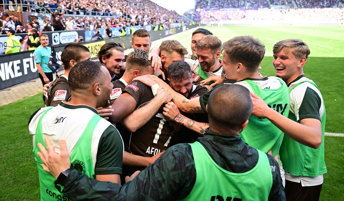 Para pemain St Pauli melakukan selebrasi usai mencetak gol ke gawang Osnabrueck di laga Divisi II Bundesliga