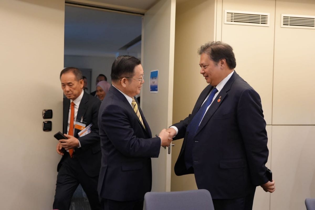 Menko Perekonomian Airlangga Hartarto bejabat tangan dengan Sekjen ASEAN Kao Kim Hourn.