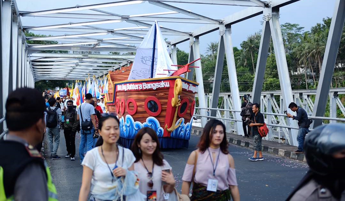 Umat Buddha melakukan kirab dari Candi Mendut ke Candi Borobudur