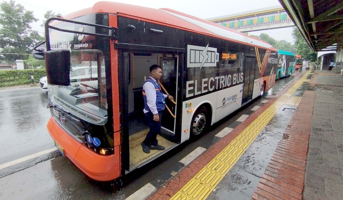 Bus listrik TransJakarta berhenti di halte Universitas Indonesia, Lenteng Agung, Jakarta 