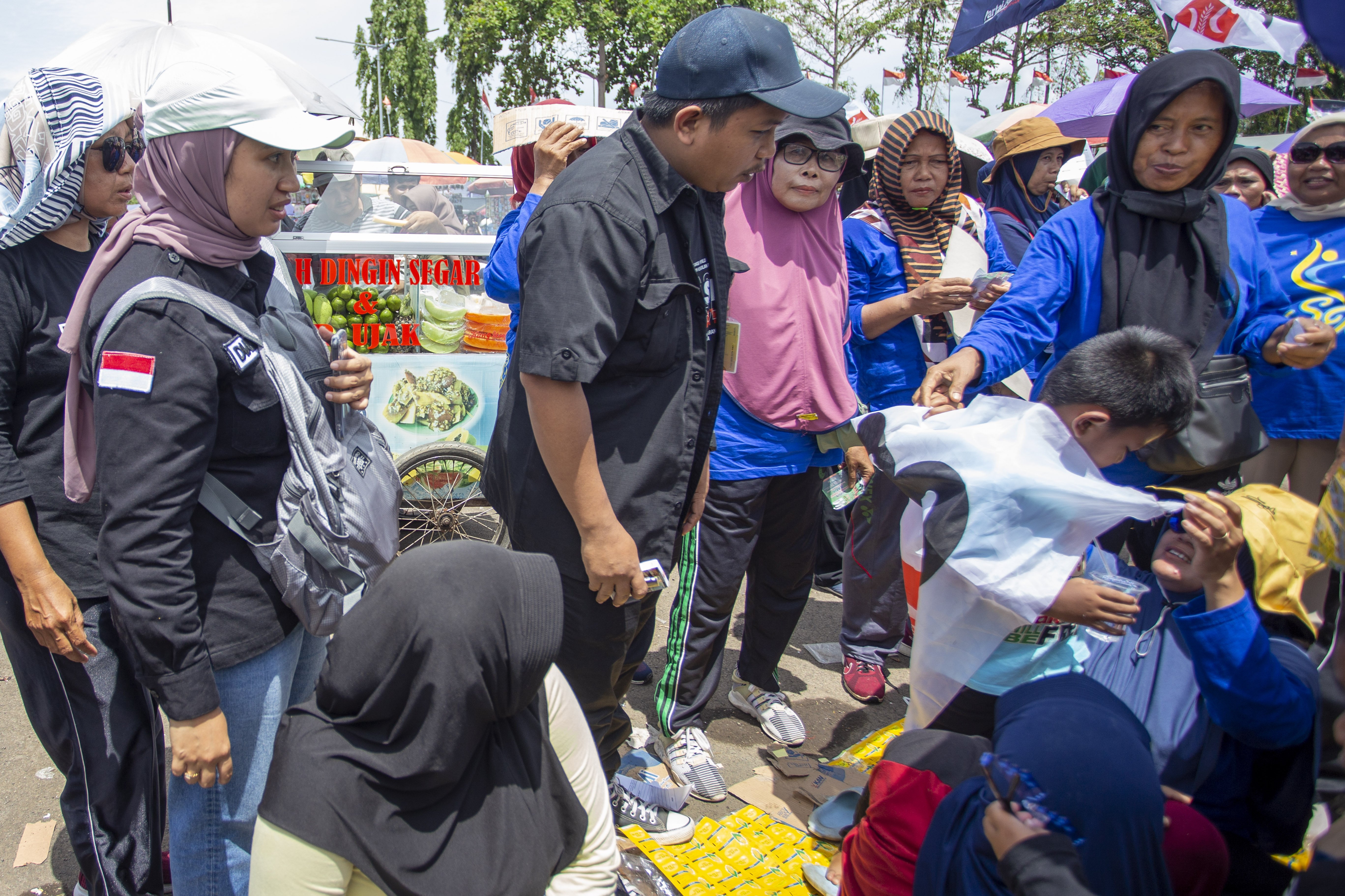 Anggota Bawaslu melakukan pengawasan di masa kampanye lalu. 