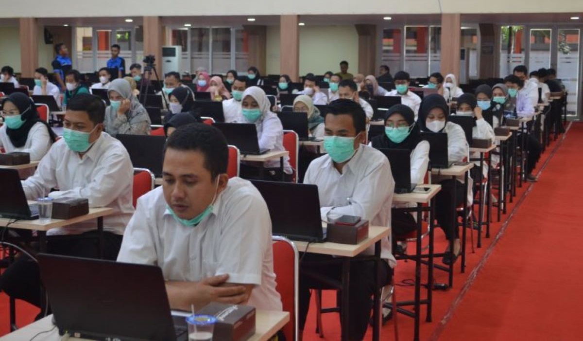 Ratusan calon ASN dan P3K berupaya mengerjakan soal-soal yang disajikan melalui aplikasi CASN Juara di SMKN 3 Bandung.