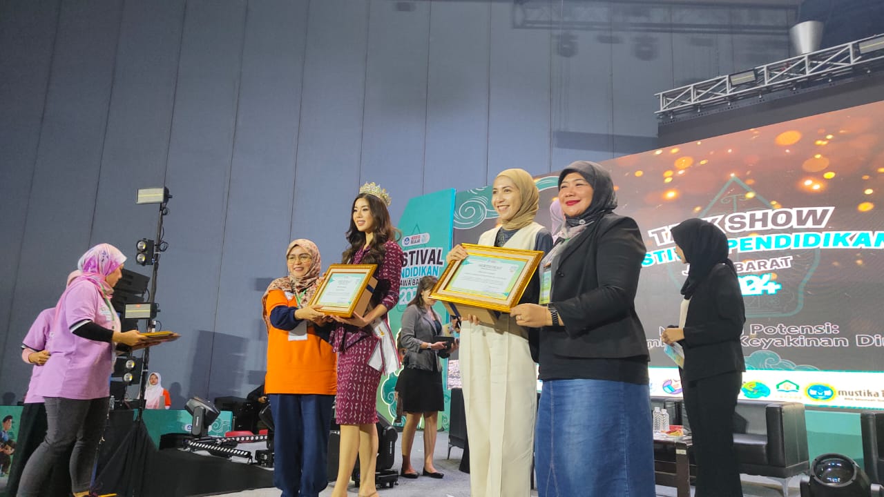 Kegiatan fashion show pakaian yang diproduksi guru SMK hasil vokasi
