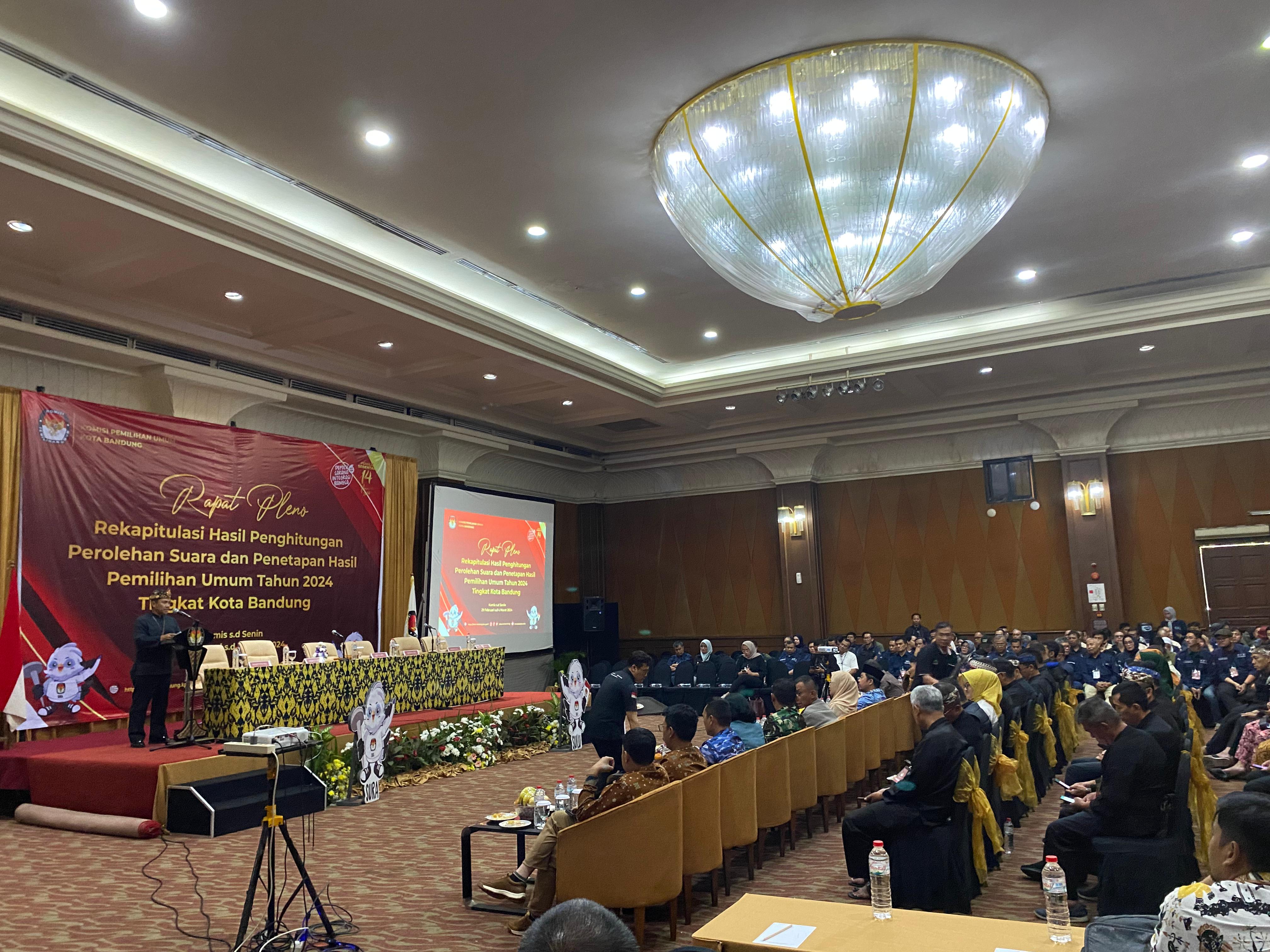 KPU Kota Bandung menggelar rapat pleno penghitungan suara