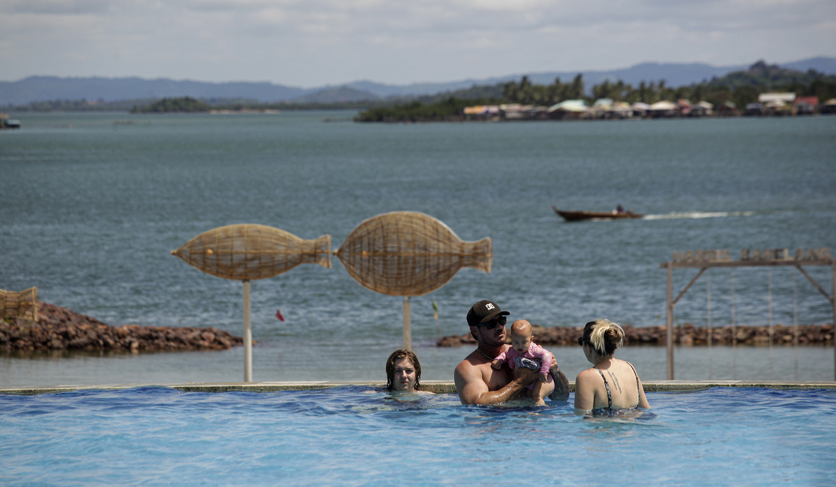 Wisatawan asing menikmati panorama Laut dari salah satu resort di kawasan Barelang, Batam, Kepulauan Riau.