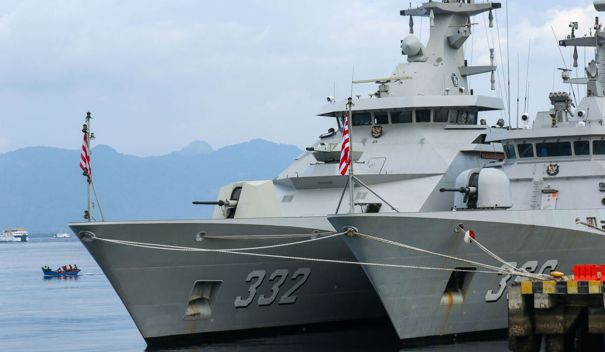 KRI I Gusti Ngurah Rai 332 (kiri) dan KRI Sultan Hasanuddin 366 (kanan) disiagakan untuk mengamankan World Water Forum (WWF) Bali.